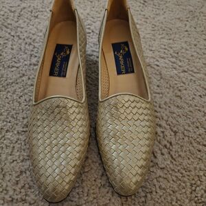 Joel Parker Pearlized Light Tan Woven Leather Low Heel Pumps 8AAAAA. LN